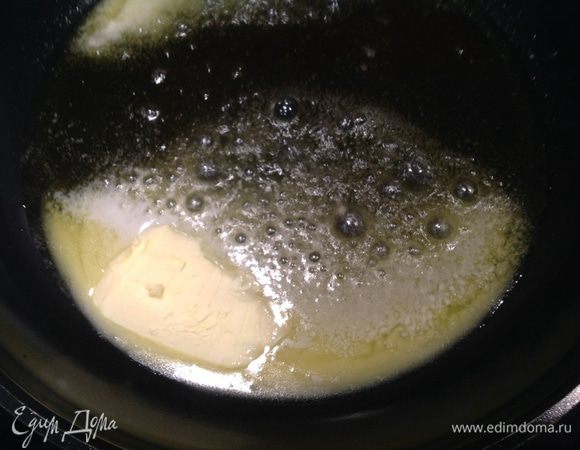 Смешать оливковое и сливочное масло в сковороде и разогреть до шипения.