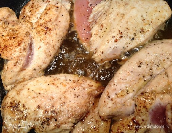 Куриные грудки посолить и поперчить, обжарить с обеих сторон по 2-3 минуты, уменьшить нагрев, накрыть крышкой и продолжать жарить 8-10 минут, за это время один раз перевернуть.