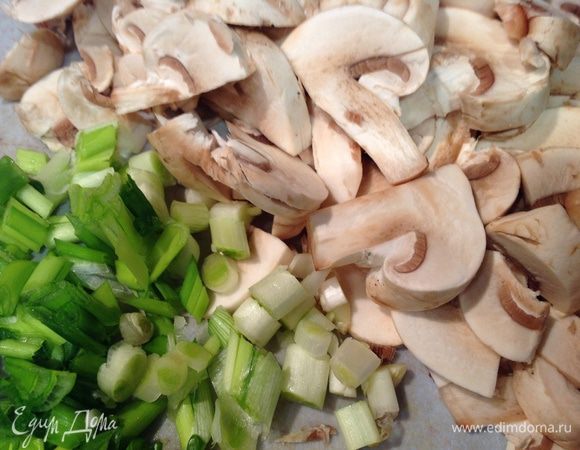 Нарезать лук и грибы.