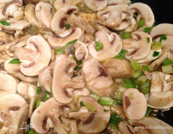 Курицу переложить на тарелку, лук и грибы выложить на сковороду и жарить на среднем огне 3-4 минуты.
