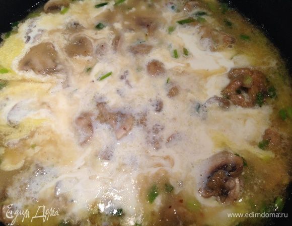 Добавить муку и минуту обжаривать, затем добавить куриный бульон или воду и довести до кипения, добавить сливки и проварить 2-3 минуты.