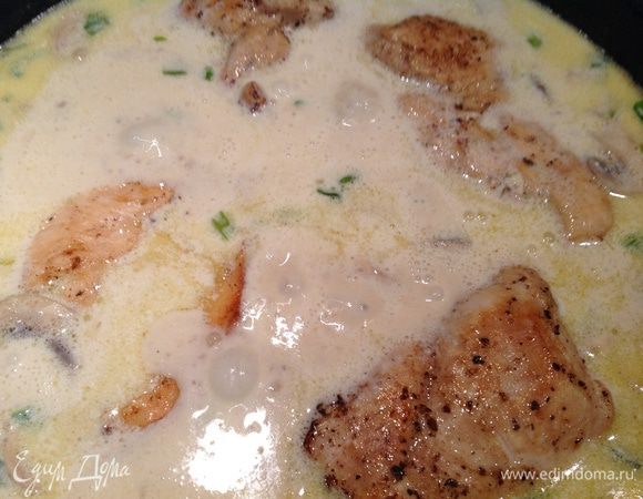 Вновь положить в сковороду грудки со скопившемся на тарелке соком и жарьте еще 3-4 минуты.