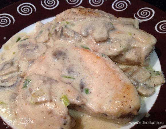 Выложить готовые куриные грудки, сверху налить соус и подавать.

Приятного аппетита!!!