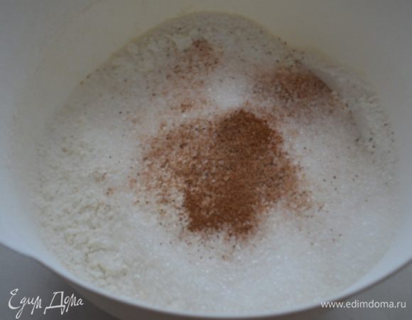 Соединить в большой миске муку, специи (их должно быть в совокупности 1 ч.л. в списке ингредиентов я привела примерное количество специй в граммах, так как с новой системой по иному написать сложно., то есть берем сухие специи по списку в одинаковых пропорциях, в общей массе их должно быть 1 ч л) и коричневый сахар.