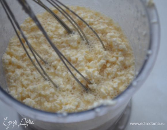 Мягкое сливочное масло взбить с белым сахаром.