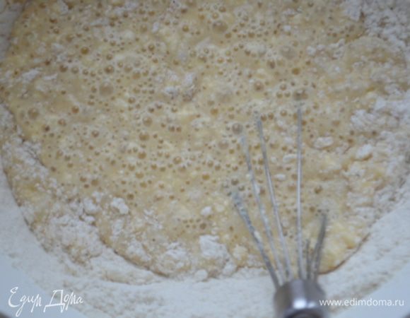 Добавить молоко и мед и взбить еще раз.