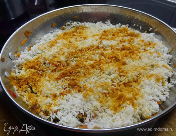  Добавить шафран (разведенный в 1 ст.л. теплой воды) или куркуму. Это придаст чудесный, яркий цвет паэлье. 
Затем посолим и добавим специи для паэльи. Ложкой распределим все специи равномерно по всей паэлье. 

*** Обычно я покупаю готовый набор специй для паэльи или прошу друзей, едущих в Испанию/Италию, привезти мне его. Пишу состав этого набора, его можно сформировать и самим. В наших магазинах я не встречала набор специй для паэльи в продаже. В России я думаю можно найти.

Набор специй для паэльи:
Вариант 1: чеснок, экстракт паприки, шафран,  лавровый лист, перец, гвоздика.

Вариант 2: куркума, паприка, чеснок, лавровый лист, душистый перец, семена кориандра, шафран, гвоздика, белый перец.