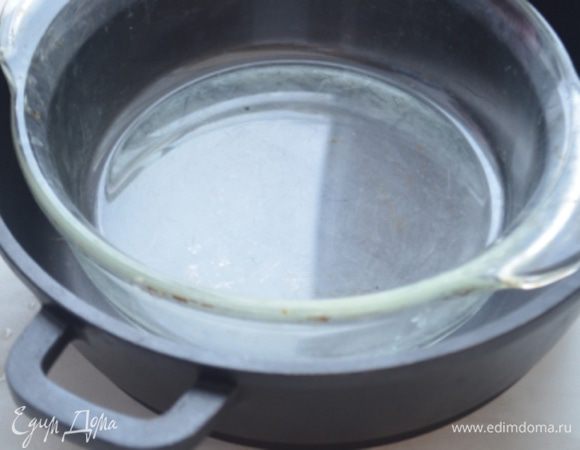 Сооружаем вот такую конструкцию: стеклянную форму смазать сливочным масло и поставить ее в другую форму, которую можно поставить на плиту, налить в  большую форму воды до половины меньшей формы. 