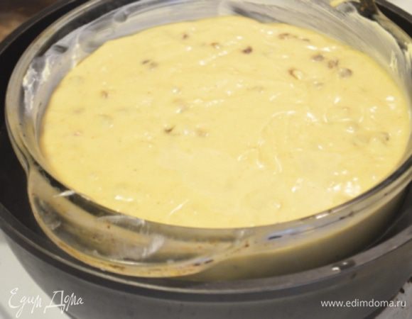 Выкладываем тесто в форму, смазанную сливочным маслом, накрываем или крышкой или фольгой и включаем плиту. 