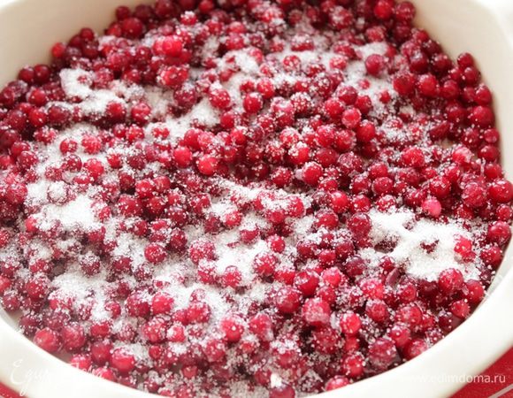 Сахар перемешать с "конфитюркой" и ягодой, выложить в форму.