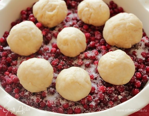 Тесто обмять, разделить на равные части. Сформировать булочки и выложить сверху на ягоду. Накрыть  и оставить на минут 30-40 в теплом месте,булочки должны увеличится в 2 раза.