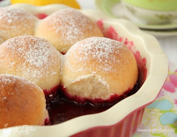 Выпекать булочки при температуре 180-200°С, 40-45 минут.  Готовые булочки  посыпать сахарной пудрой.