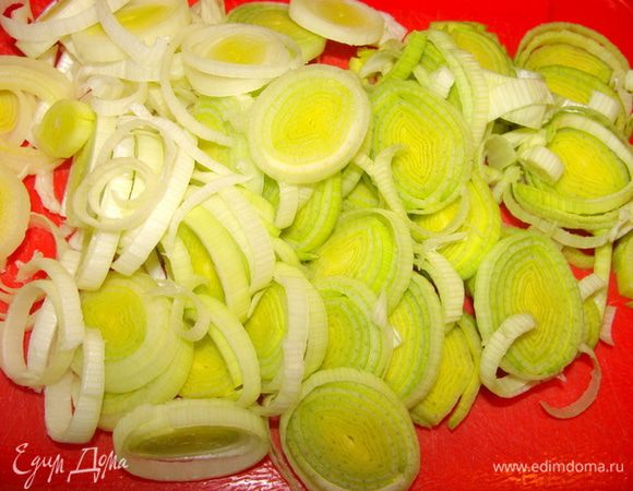 Лук порезать кольцами, обжарить в оливком масле.