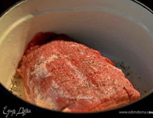 Говядину посолить и поперчить и обжарить со всех сторон в разогретой жаровне на масле. Переложить на тарелку.