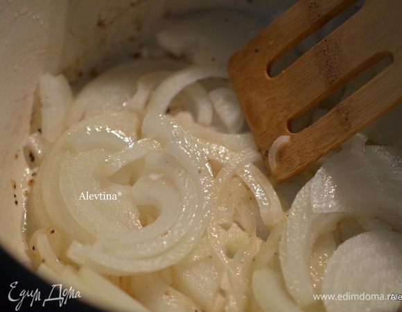 Добавить масло ,если нужно и обжарить лук порезанный.