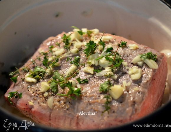 Вернуть говядину в жаровню. Добавить вино, тимьян веточками,чеснок порезанный, букет гарни, бульон и тушить на среднем огне 1ч 30 мин.