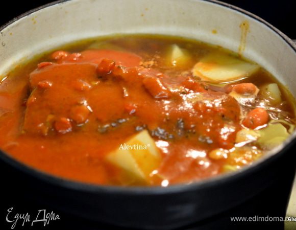 Затем добавим порезанные овощи, томатный соус и тушим еще 1 час или до готовности овощей.