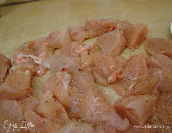 Мясо вымыл, порезал на кусочки, посолил и поперчил по вкусу.