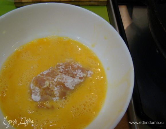 Разогрел масло в сковороде, курицу обмакнул в крахмал (любой) и яичный кляр.