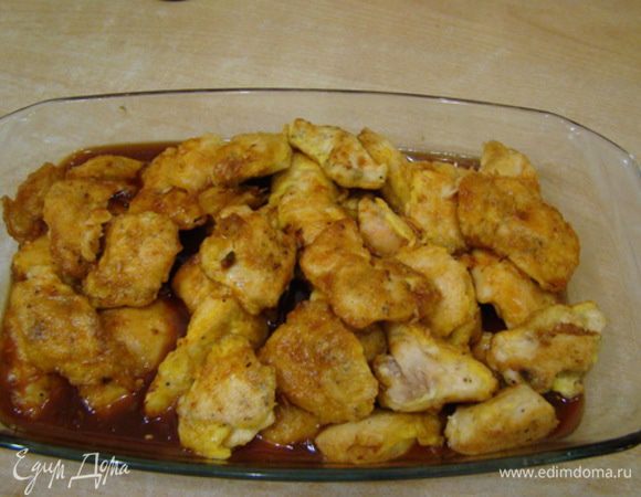 Залил курицу соусом, запекал в духовке при 160"С, 1 час, каждые 15 минут поливал соусом.