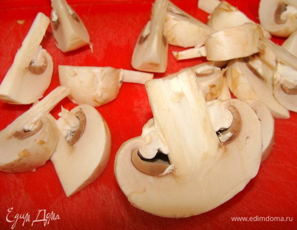 Шампиньоны разрезать пополам. Каждую половинку на дольки, чтобы было красиво. Но можно и мелко конечно... по желанию.