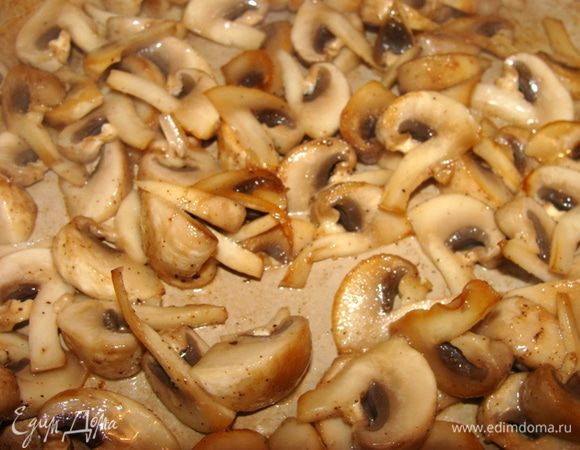 Обжарить отдельно на оливковом масле, поперчить.