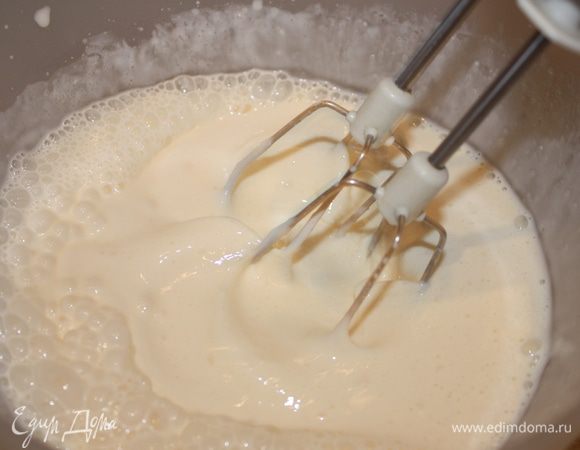 Готовим тесто: смешиваем сметану, яйцо, сахар, разрыхлитель, соль, растительное масло, водку. 