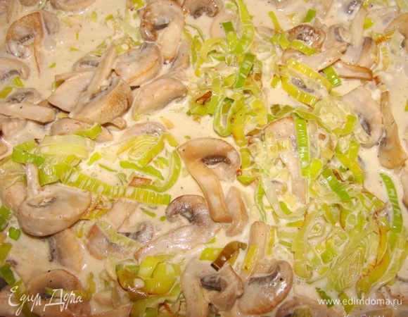 Добавить лук и сливки, посолить. Сливки выпарить.