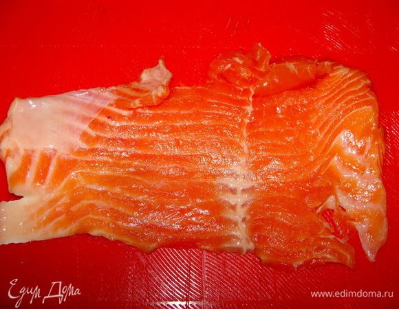 Пласт форели порезать тонкими плоскими широкими кусочками. У меня получилось 9 штук.