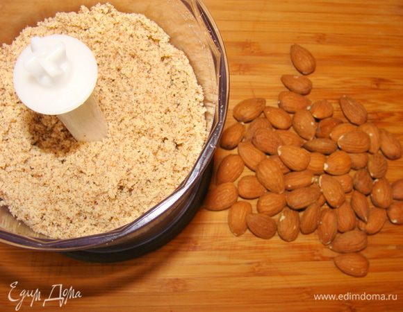 Миндаль превратить в муку)))