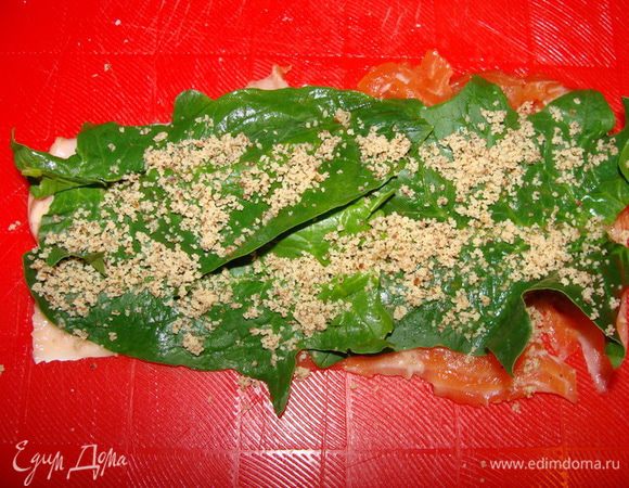 Сверху выложить листики шпината и присыпать еще миндальной мукой.