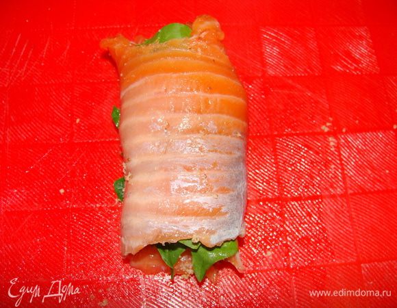 Свернуть рулетик. И так все кусочки. Обвалять в кунжуте и обжарить с двух сторон на оливковом масле.