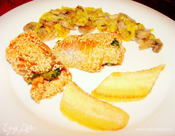 Бананы очистить, разрезать пополам вдоль. Каждую половинку на 3 части. Положить на сильно разогретую сковороду с оливковым маслом, посыпать тертым пармезаном, накрыть крышкой, дать постоять пока формируете блюдо. Выкладывать перед самой подачей.