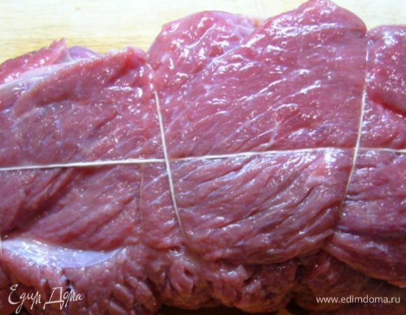 Духовку разогреть до 200°С.
Мясо вымыть, обсушить, обвязать кулинарной нитью. Смазать 1 ст. л. оливкового масла.
