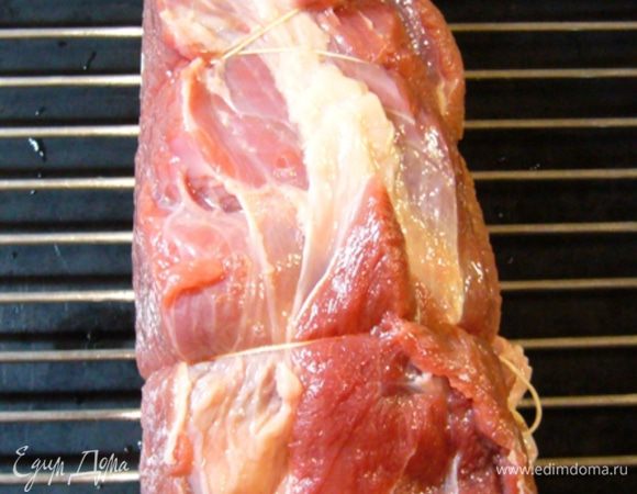 В противень поместить решетку, на решетку положить мясо.
Запечь мясо  (примерно 1 ч. 20 мин.).
