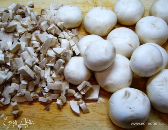 Пока мясо в духовке, времени зря не теряем!
Грибы мелко нарезать.
