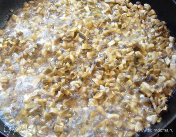 В сковороде растопить 25 г сливочного масла, на сильном огне готовить шампиньоны 10 мин. За это время вода должна выпариться. 