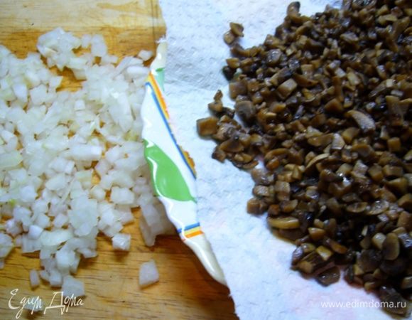 Переложить грибы на бумажное полотенце.
Лук мелко нарезать.
