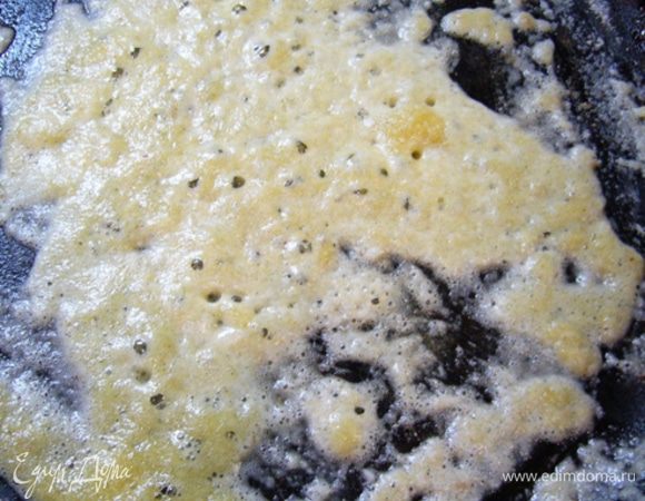 Молоко довести до кипения.
В той же сковороде прогреть муку, добавить 25 г сливочного масла, перемешать.
Вливать порциями горячее молоко, размешать, чтобы не было комочков.
