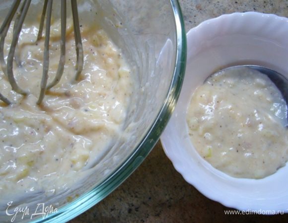 Перелить соус в миску, добавить лук, приправить солью, перцем, мускатным орехом. Т.к. ни мясо, ни грибы, мы не солили, солим соус щедро!
3 ст. ложки соуса отложить.
