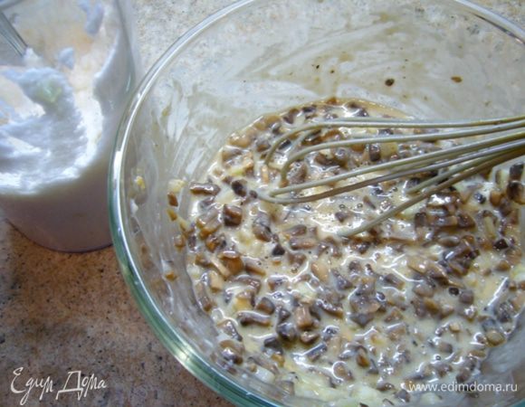 Яйца вымыть, отделить желтки от белков. Вмешать желтки в бОльшую часть соуса, добавить туда же грибы.
Мясо вынуть из духовки, дать остыть минут 10, чтобы соки запечатались.
Белки со щепоткой соли взбить в пену, вмешать 3 ст. л. отложенного соуса, влить сок с противня.
