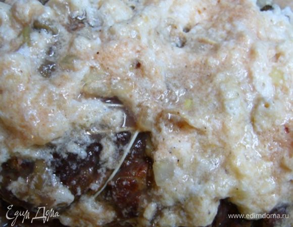 Снова связать мясо кулинарной нитью, но уже по длине.
Форму для запекания смазать 1 сл. л. оливкового масла. Положить мясо в форму, полить белковой смесью.
Оставшийся соус с грибами переложить в форму рядом с мясом.
Запекать в духовке еще 15 мин.
