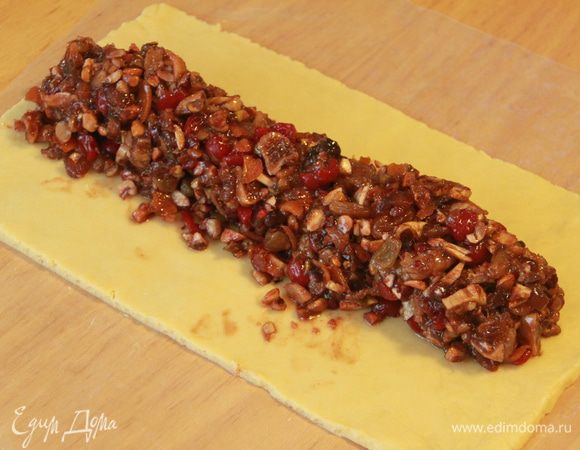 Тесто раскатываем в пласт размером примерно 25х45 см. Выкладываем начинку.