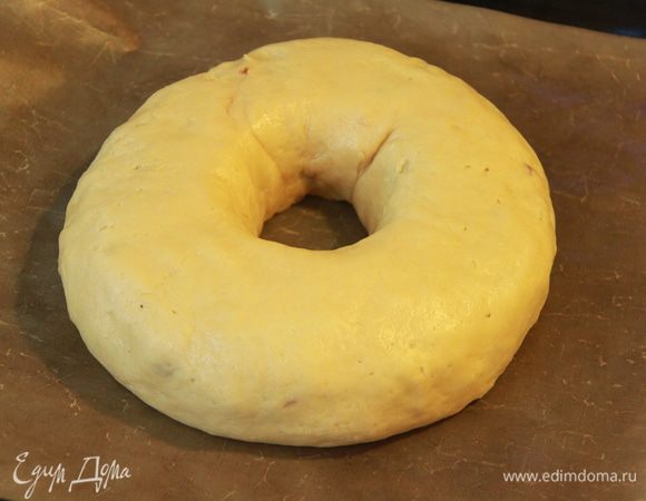 Соединяем концы рулета, замыкая круг, защипываем. Перекладываем швом вниз на антипригарный коврик.