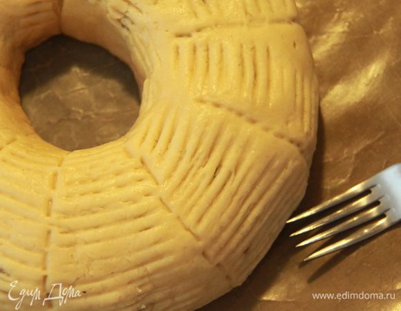 Теперь самое время нанести на пирог узор. В Италии есть специальный инструмент для нанесения узора на этот пирог - суппорт для украшения/прокола Buccellato. У кого нет такой штуки (фото в самом низу), воспользуемся вилкой.  Вилкой проколоть по всей поверхности кольца. Я просто прижала зубья вилки в виде узора.