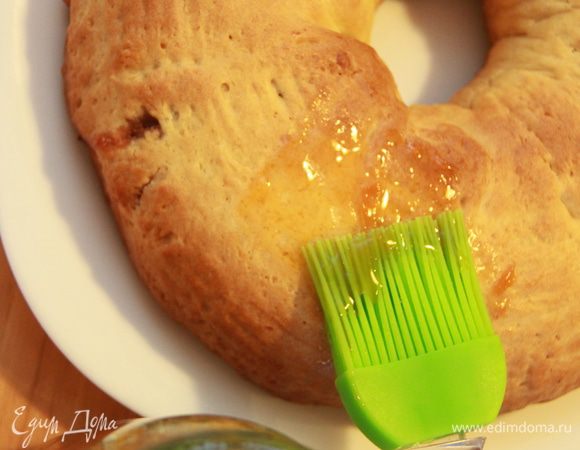 Смазываем пирог абрикосовым (или апельсиновым) вареньем.