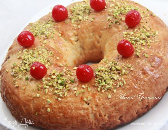 Посыпаем измельчёнными фисташками, украшаем вишней. Дать пирогу остыть и можно чаёвничать))) 