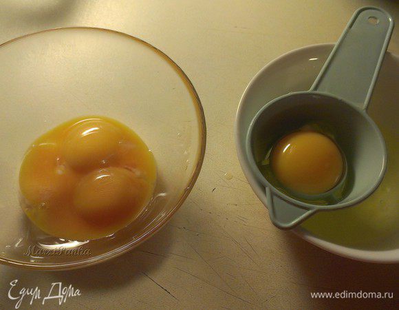 Отделить белки от желтков. Выжать сок из лимона. Для рецепта взять 2 столовые ложки сока.