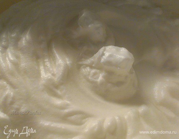 Взбить белки до устойчивых пиков. Консистенция должна быть такая, что по окончании взбивания, если вы перевернете миску, белковая масса останется внутри.
Можно добавить маленькую щепотку соли.

* Посуда для взбивания белков и венчики миксера должны быть чистыми, сухими. Если вы до этого взбивали сливочный крем, а потом просто сполоснули венчики, то перемойте их с добавлением средства для мытья посуду.

** Белки должны быть холодными.