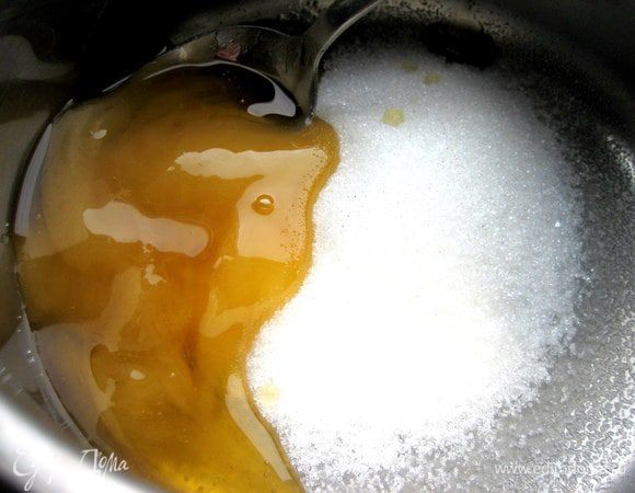 Соединяем сахар с мёдом и ставим на маленький огонь.